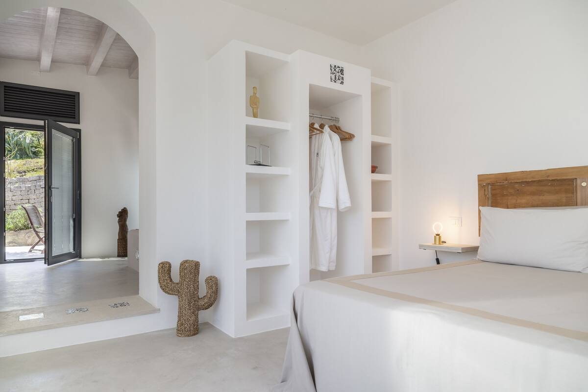 Premium bedding, minibar, desk, laptop workspace