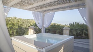 Un bain à remous avec vue sur un paysage montagneux.