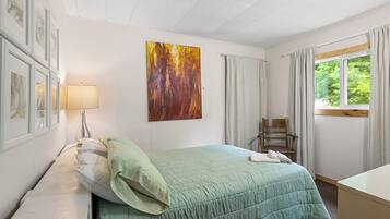 3 bedrooms, desk, iron/ironing board, travel crib