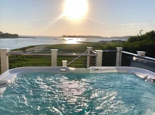 Spectacular Waterfront Cape Cod Home, Oceanfront And Beach,AC,Deck,Grill,Hot Tub
