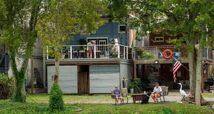 Chateau Royale, 5 STARS Havin Fun On Da Bayou, Downtown, 2BRM-2BATH+LOFT & Huge Deck! Pet Friendly!