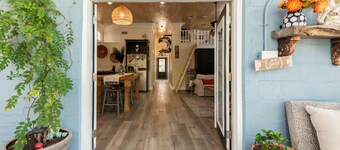 Chateau Royale, Kæledyr tilladt, Downtown on the Bayou, 2 Bed, 2 Bath, + Kids Loft.