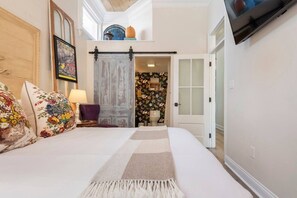 3 slaapkamers, een bureau, een strijkplank/strijkijzer, reisbedje