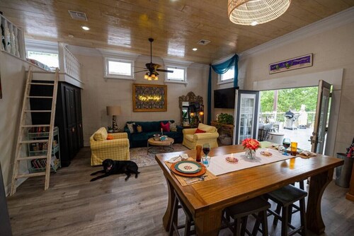Chateau Royale, 5 STARS Havin Fun On Da Bayou, Downtown, 2BRM-2BATH+LOFT & Huge Deck! Pet Friendly!