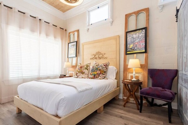 3 Schlafzimmer, Schreibtisch, Bügeleisen/Bügelbrett, Reisekinderbett