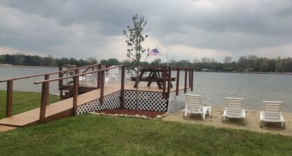 Hermosa casa del lago en un entorno tranquilo y relajante. Acceso a los botes de paddle.