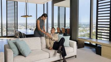 Executive-sviitti, 1 suuri parisänky | Pillowtop-patjalliset sängyt, minibaari, tallelokero huoneessa, työpöytä