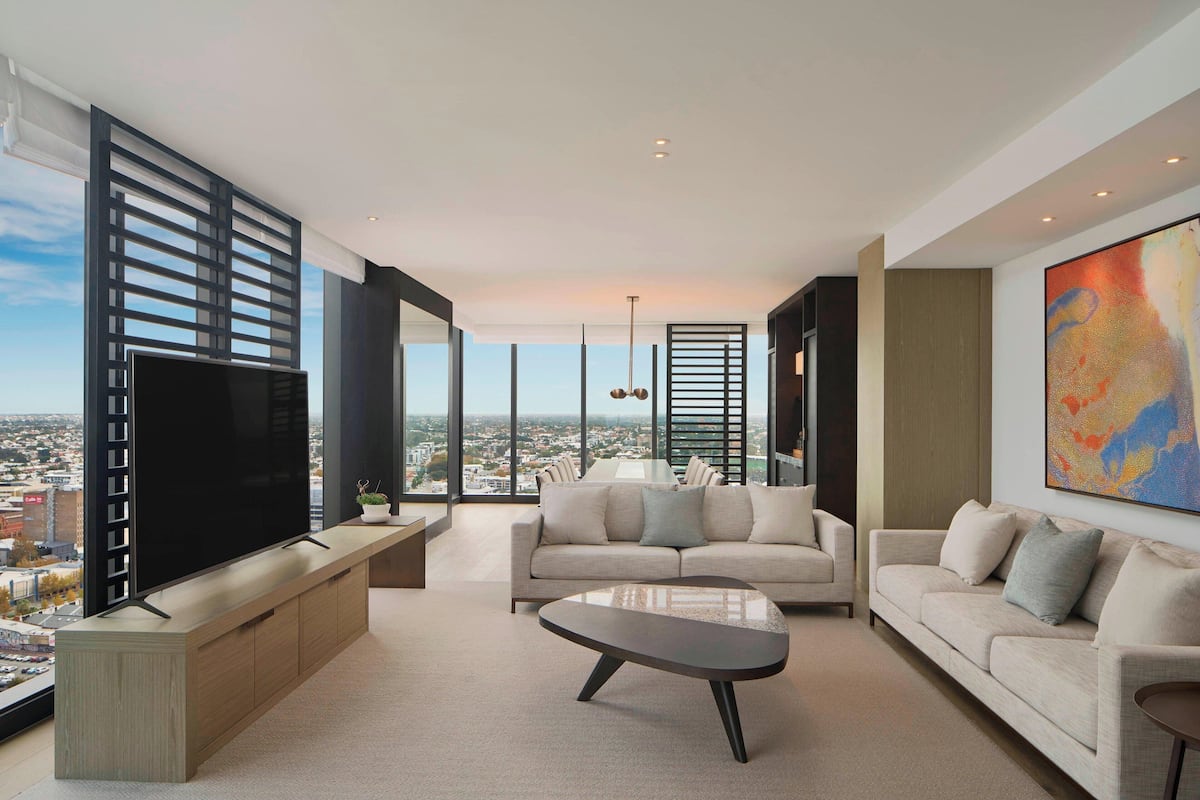 Executive Suite, 1 King Bed | Living area