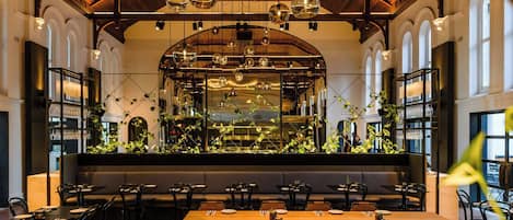 2 restaurants, breakfast, lunch, dinner served; Italian cuisine