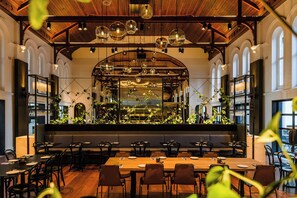 2 restaurants; breakfast, lunch, dinner, and brunch served - The Westin Perth (Perth)
