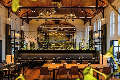 2 restaurants, breakfast, lunch, dinner served; Italian cuisine