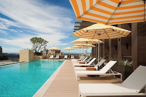 Piscine extérieure, parasols de plage, chaises longues