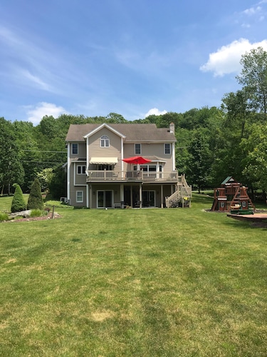 Luxury Lakefront Home:  Private dock & outside entertainment areas in resort. 