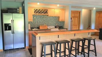 Refrigerador con freezer, microondas, horno, placa de cocina