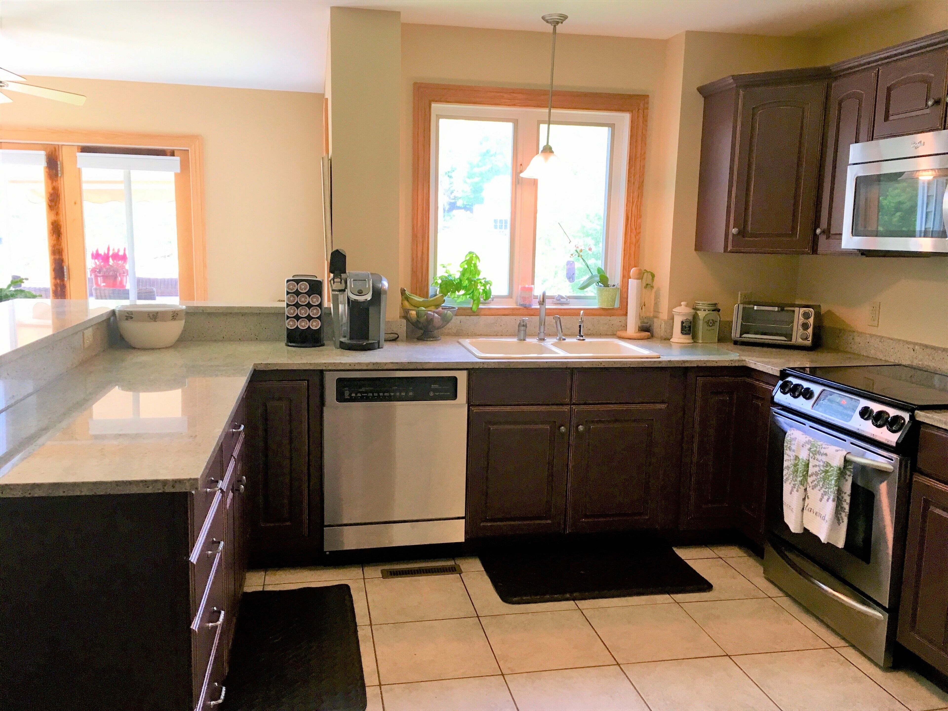 Refrigerador con congelador, microondas, horno y parrilla de estufa 