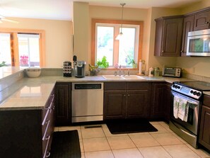 ثلاجة/مجمد بحجم كبير، ميكروويف، فرن، موقد طهي مسطح