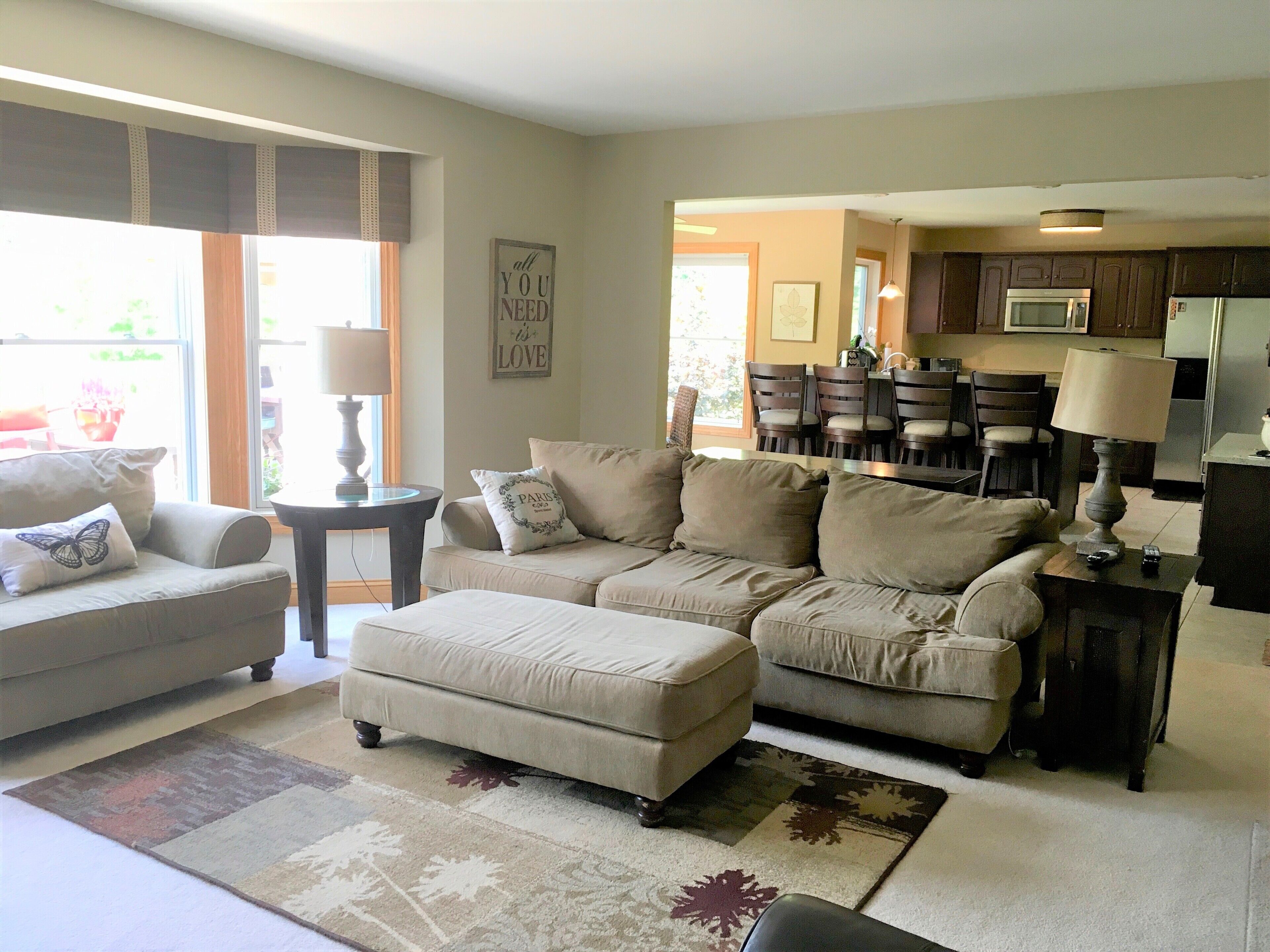 Smart TV, chimenea, reproductor de DVD y futbolito 