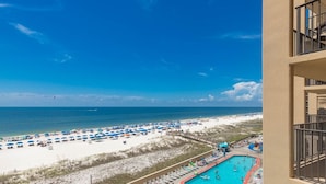 Un resort con piscina, playa y vista al océano.
