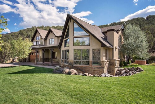 Luxury MTN Home w/ Hot Tub, Views & Near Skiing!