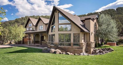Luxury MTN Home w/ Hot Tub, Views & Near Skiing!