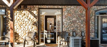 MTN Chalet: Year-round Pool w/Hot Tub, BBQ, AC; 2BR-2BA, Walk anywhere in 15 min