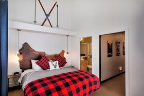 2 habitaciones, escritorio y tabla de planchar con plancha 