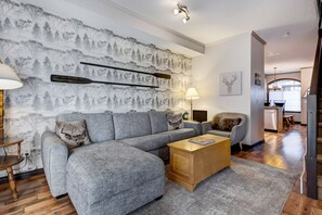 Smart TV, chimenea y libros 