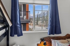 2 habitaciones, escritorio y tabla de planchar con plancha 