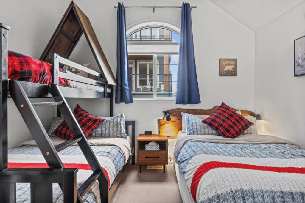 2 habitaciones, escritorio y tabla de planchar con plancha 