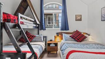 2 habitaciones, escritorio y tabla de planchar con plancha