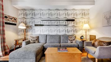 Smart-tv, eldstad och böcker