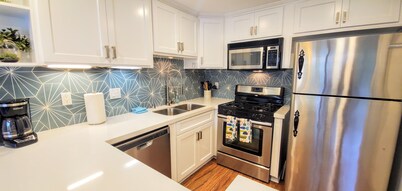 Magic Mouse Vacation Rentals #1 ~ Best Condo Right Next to Disneyland ☆5 Stars☆