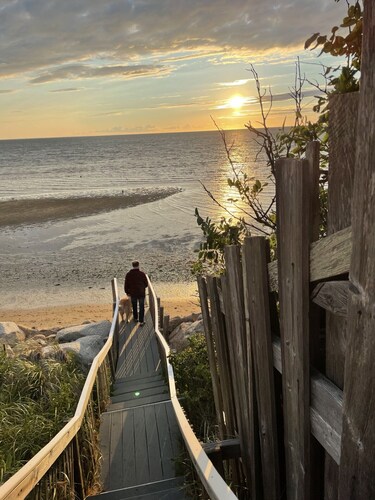 Walk to Campground Beach • Modern, Well‑Kept Cottage