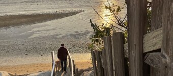 Walk to Campground Beach • Modern, Well‑Kept Cottage