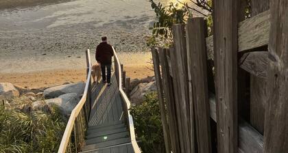 Walk to Campground Beach • Modern, Well‑Kept Cottage