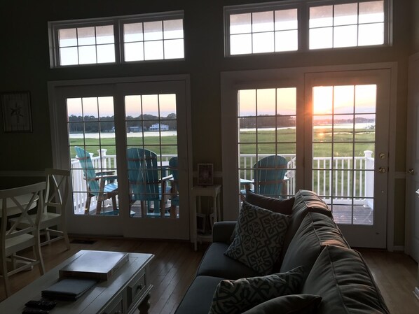 Smart TV, fireplace, DVD player, table football