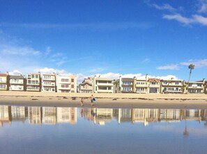 Na praia, espreguiçadeiras 