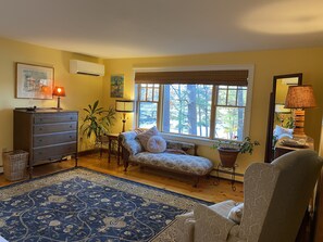 Téléviseur connecté, foyer, lecteur de DVD, table de ping-pong