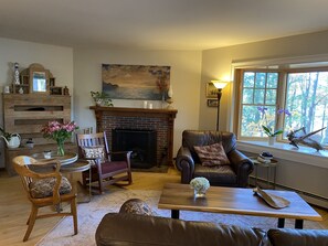 Téléviseur connecté, foyer, lecteur de DVD, table de ping-pong