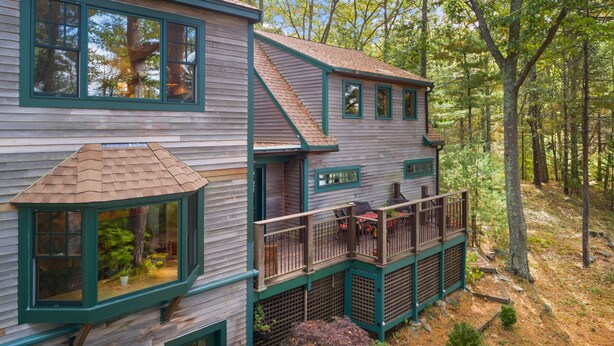 A two-story cabin with a balcony and a covered porch. - 600' of Waterfront Chauncey Creek House, fenced yard, office, walk to the beach (Kittery)