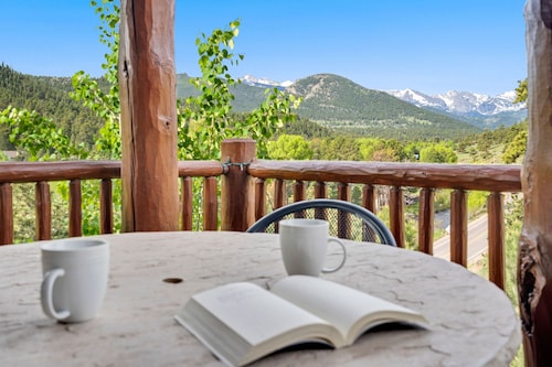 Luxurious Cabin with Mountain & River Views, Hot Tub, 2 blocks to downtown. 3282