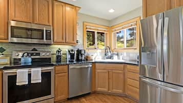 Coffee/tea maker, fridge, microwave, oven