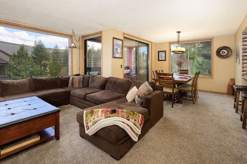 The Ultimate Escape: Hot Tub, Fire Pit, and Views