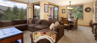 The Ultimate Escape: Hot Tub, Fire Pit, and Views