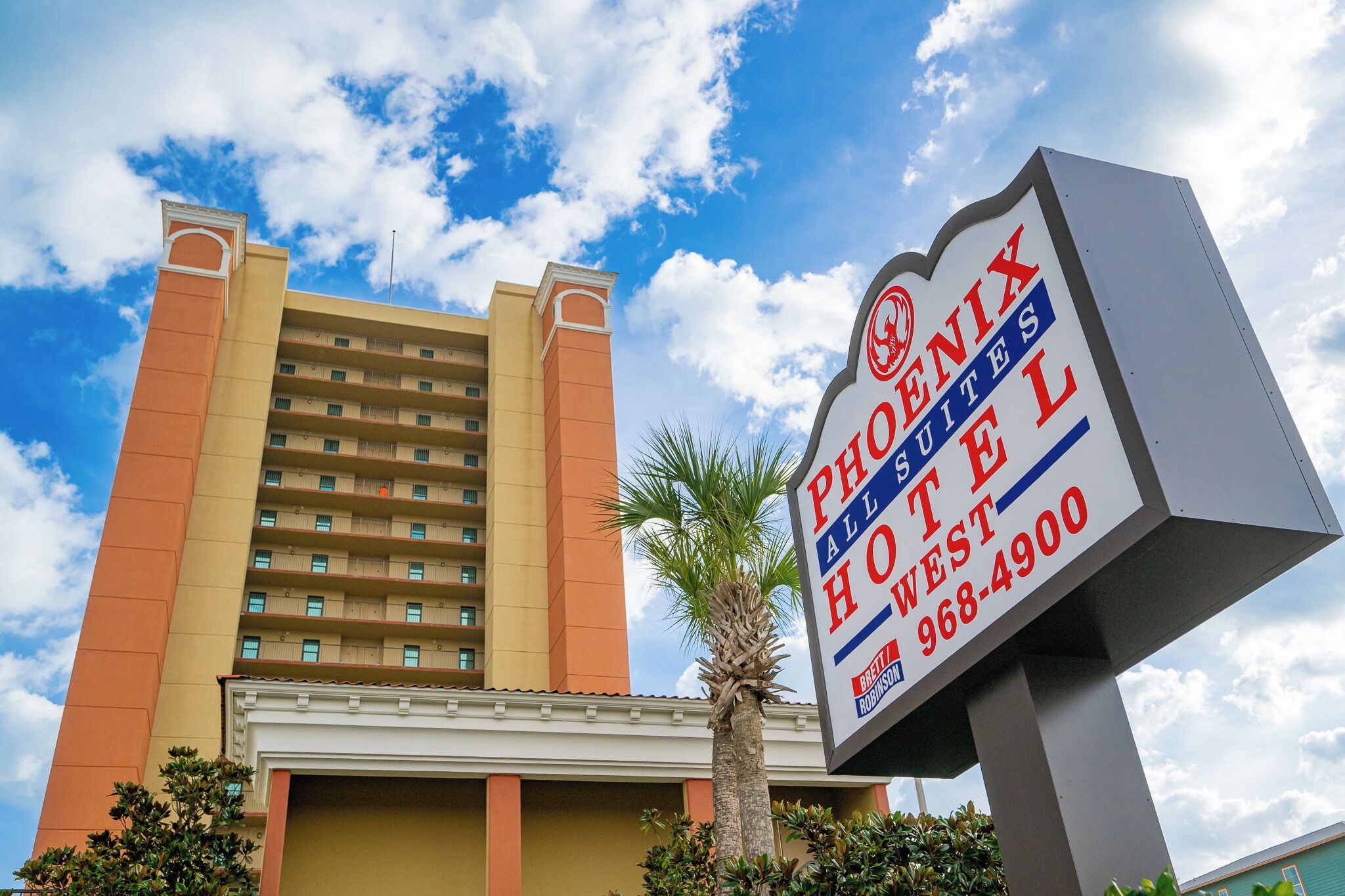 Señal de hotel con el nombre 'PHOENIX QUINTES HOTEL' y un número de teléfono.