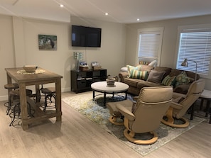 TV - *BC Short Term Registry #H687636831* Downtown Penticton 12 Min walk to beach (Penticton)