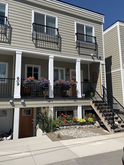  *BC  Short Term Registry #H687636831*  Downtown Penticton  12 Min walk to beach