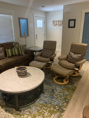 Interior - *BC Short Term Registry #H687636831* Downtown Penticton 12 Min walk to beach (Penticton)