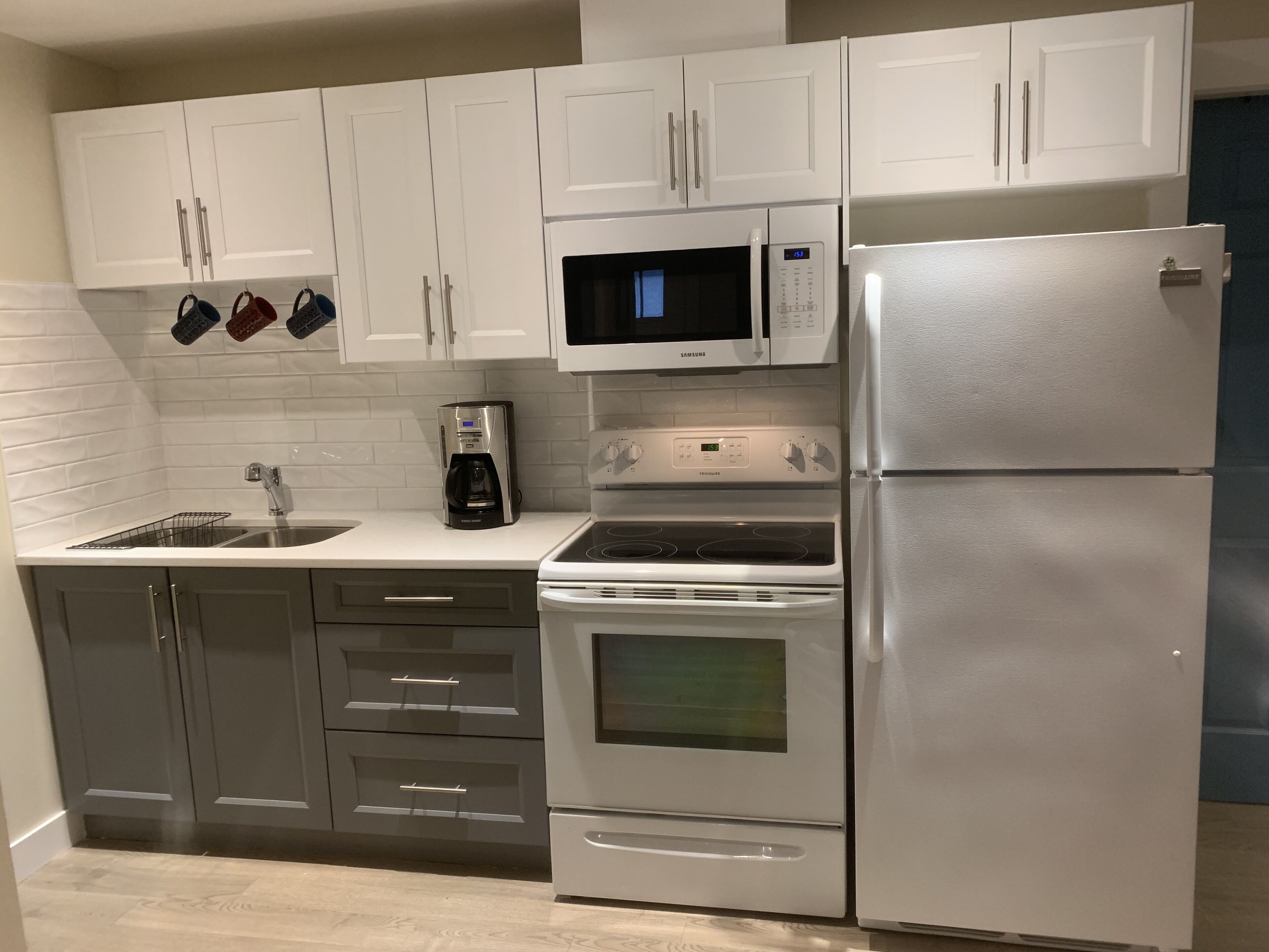 Kühlschrank, Mikrowelle, Ofen, Herdplatte