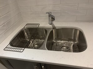 Fridge, microwave, oven, stovetop - *BC Short Term Registry #H687636831* Downtown Penticton 12 Min walk to beach (Penticton)